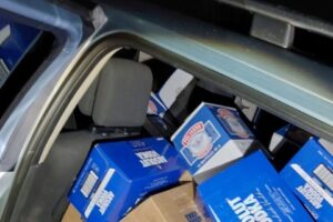 Ampolles de vodka en el maleter. Foto: AF.