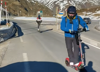 Dos youtubers intenten creuar Andorra en patinet elèctric