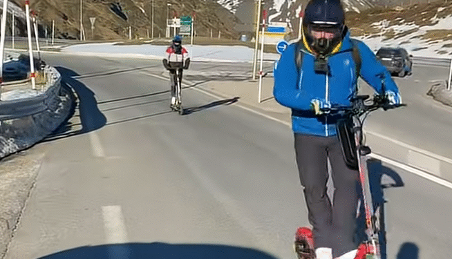 Dos youtubers intenten creuar Andorra en patinet elèctric