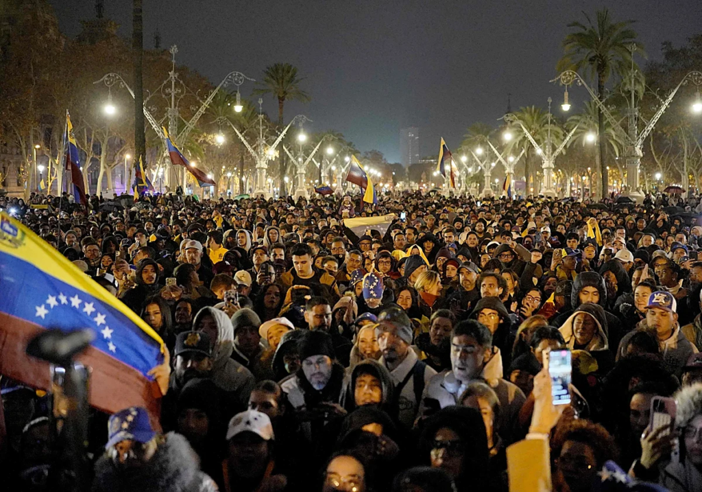 Concentració a a Barcelona a favor de la detenció de Maduro. Foto: Google.
