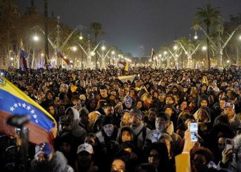 Concentració a a Barcelona a favor de la detenció de Maduro. Foto: Google.