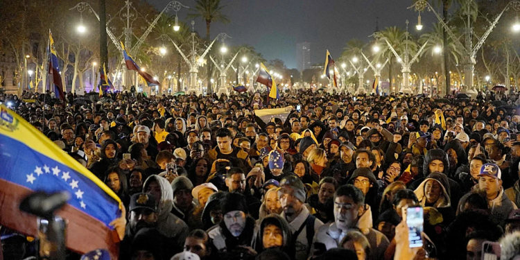 Concentració a a Barcelona a favor de la detenció de Maduro. Foto: Google.