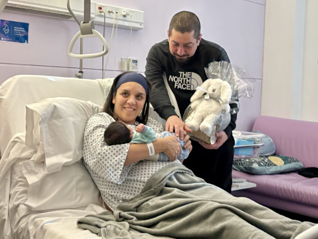Juan Felipe Torres i Camila Anakena Apablaza, amb el seu fill Salvador Anibal, el primer nadó andorrà del 2026, a l’Hospital Nostra Senyora de Meritxell. Foto: M. S. (ANA)