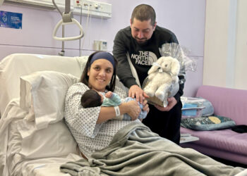 Juan Felipe Torres i Camila Anakena Apablaza, amb el seu fill Salvador Anibal, el primer nadó andorrà del 2026, a l’Hospital Nostra Senyora de Meritxell. Foto: M. S. (ANA)