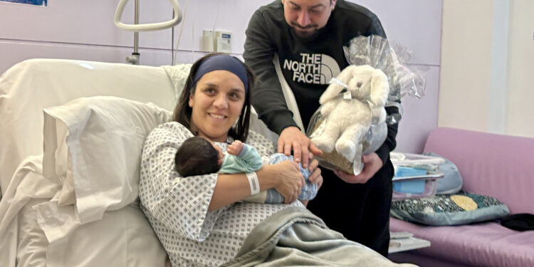 Juan Felipe Torres i Camila Anakena Apablaza, amb el seu fill Salvador Anibal, el primer nadó andorrà del 2026, a l’Hospital Nostra Senyora de Meritxell. Foto: M. S. (ANA)