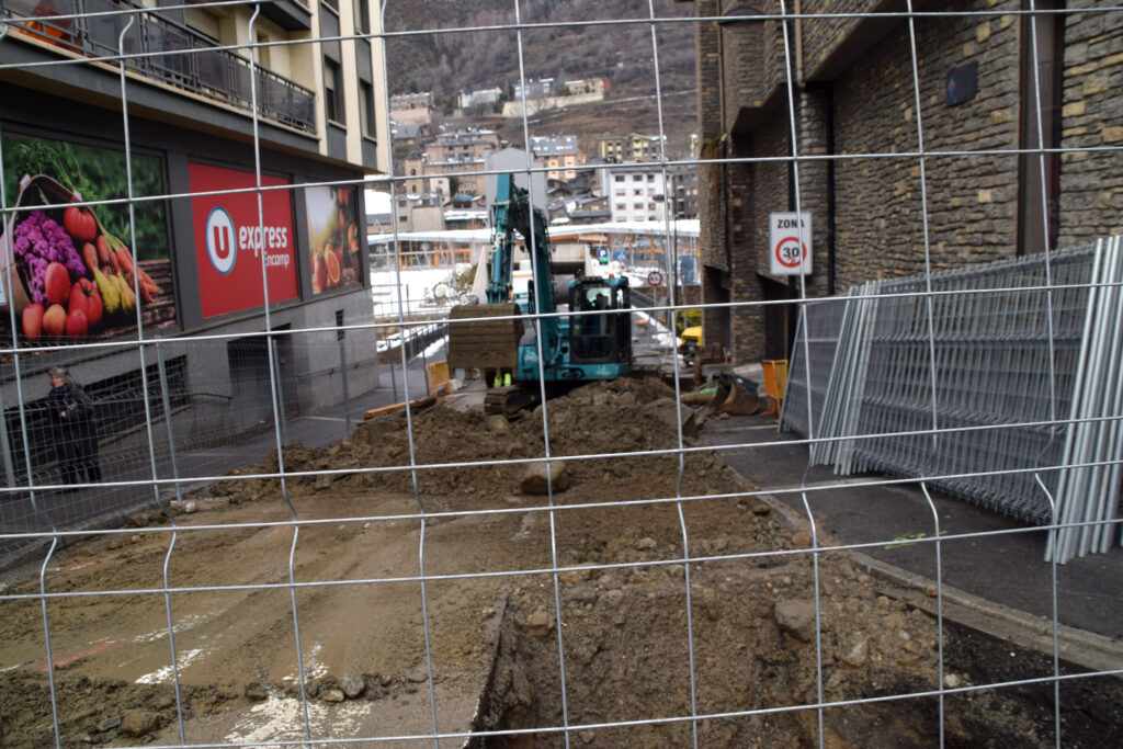 El carrer de la Molina d'Encamp amb obres. Foto: R. S. (ANA)
