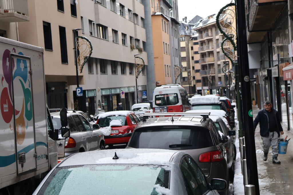 Trànsit dens per la nevada. Foto: I. M. (ANA)