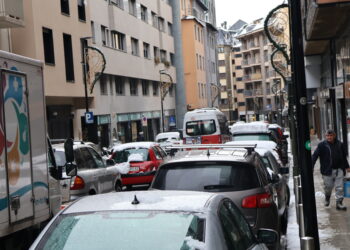Trànsit dens per la nevada. Foto: I. M. (ANA)