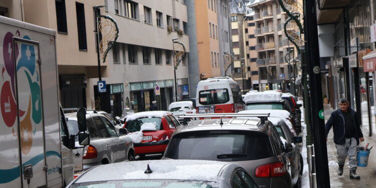 Trànsit dens per la nevada. Foto: I. M. (ANA)