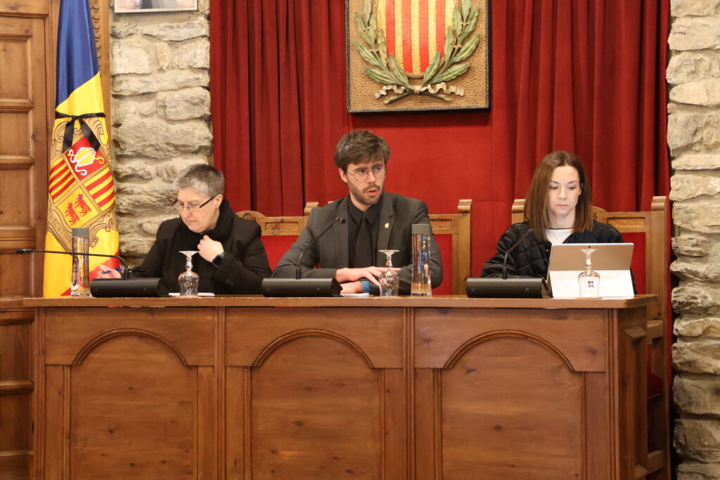 El cònsol major de Sant Julià de Lòria, Cerni Cairat, durant sessió del consell de comú. Foto: I. M. (ANA)