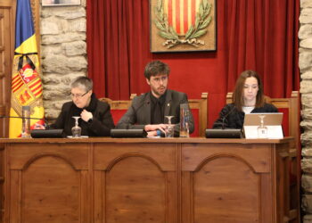 El cònsol major de Sant Julià de Lòria, Cerni Cairat, durant sessió del consell de comú. Foto: I. M. (ANA)