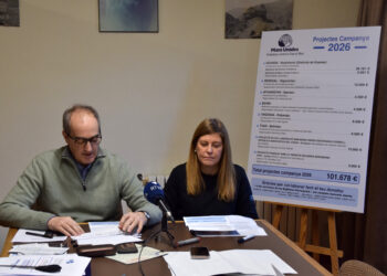 El president de Mans Unides Andorra, Jordi Casal, la tresorera Maria Àngels Fernandez, presentant la campanya 2026. Foto: R. S. (ANA)