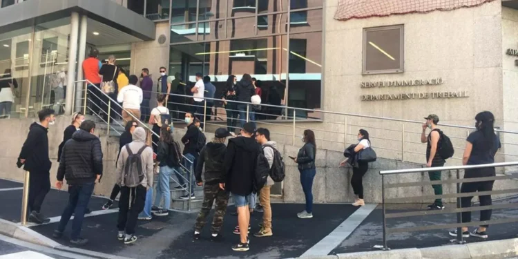 Cues a Immigració. Foto: Arxiu.