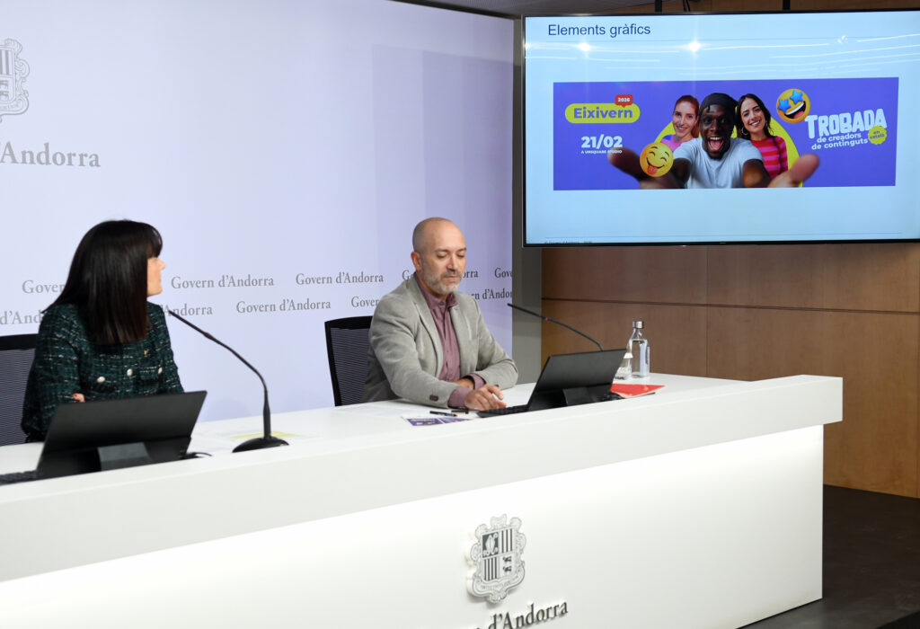 La ministra de Cultura, Joventut i Esports Mònica Bonell, i el director del Departament de Política Lingüística, Joan Sans, durant la presentació del projecte. Foto: SFG