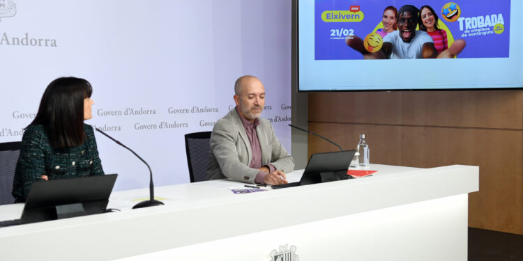 La ministra de Cultura, Joventut i Esports Mònica Bonell, i el director del Departament de Política Lingüística, Joan Sans, durant la presentació del projecte. Foto: SFG