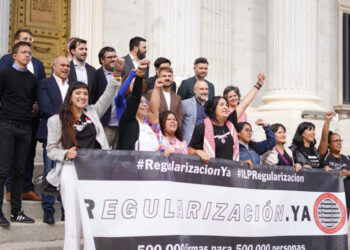 Concentració a favor de la regularització. Foto: Google.