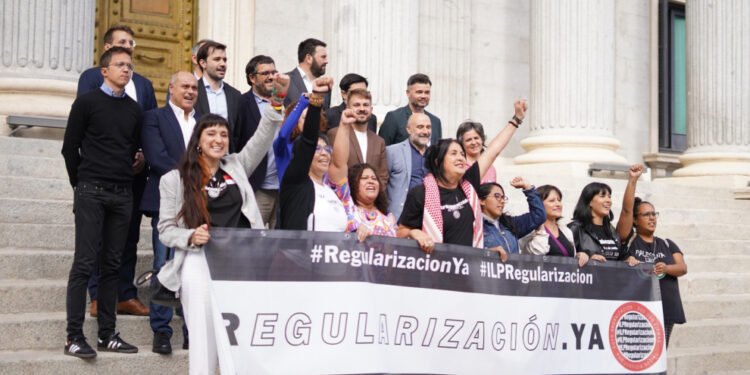 Concentració a favor de la regularització. Foto: Google.