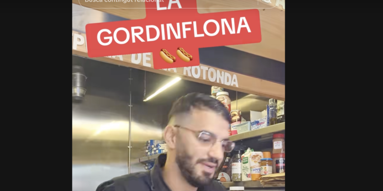 Un dels vídeos on el creper insulta a una clienta. Foto: TikTok.