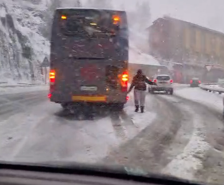 Autocars sense equipaments bloquegen el trànsit a Canillo.