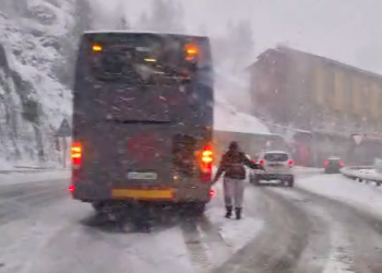 Autocars sense equipaments bloquegen el trànsit a Canillo.