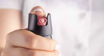 Ruixa amb gas pebre un grup de turistes i els amenaça de mort