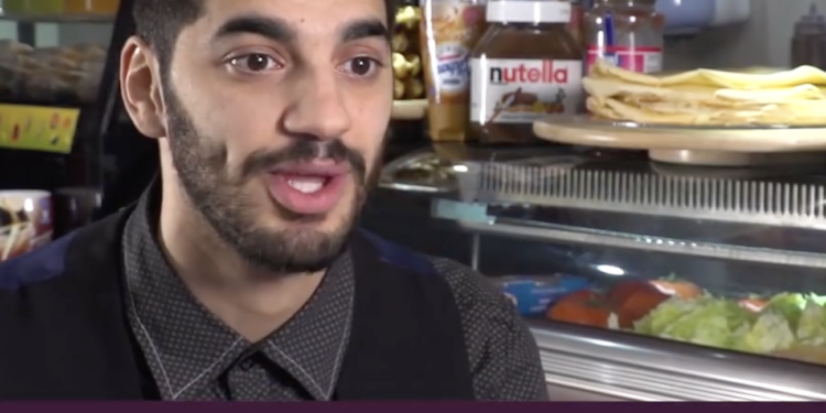 Ahmed Agharbi en el vídeo.Foto: Xarxes.