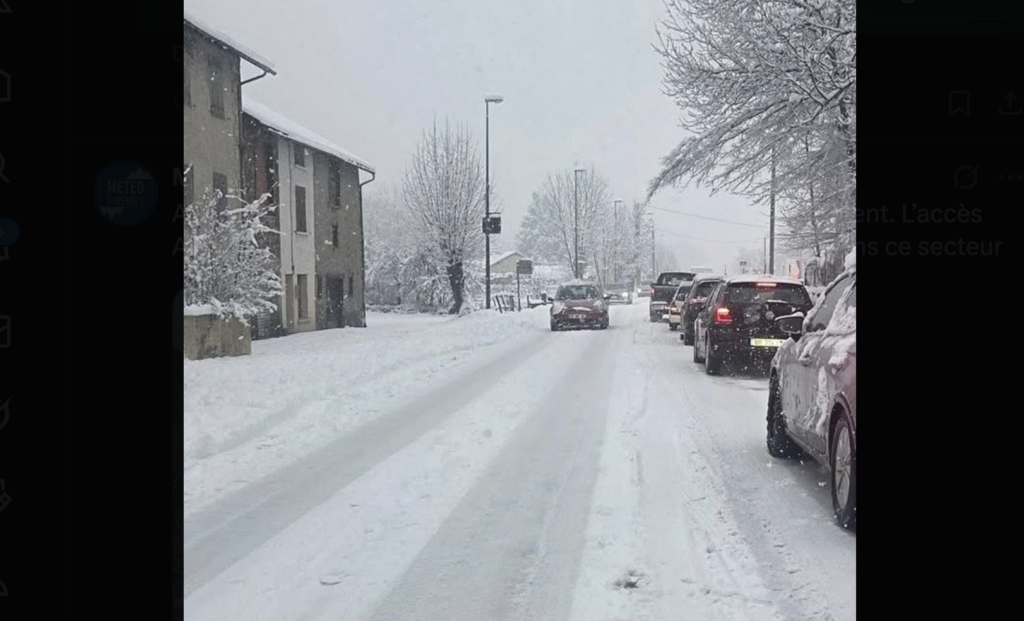 Cotxes aturats a Ax-les-Thermes. Foto: X.