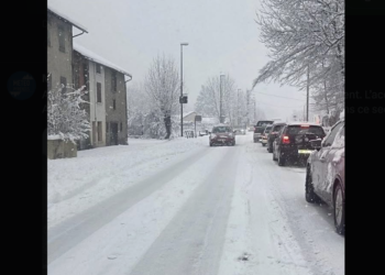 Cotxes aturats a Ax-les-Thermes. Foto: X.