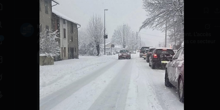 Cotxes aturats a Ax-les-Thermes. Foto: X.