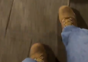 Els peus d'un usuari patinant per la capa de gel dels carrers.