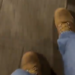 Els peus d'un usuari patinant per la capa de gel dels carrers.