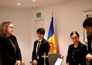 La nova directora del departament de Social del comú d'Andorra la Vella, Montserrat Altimir, jurant el càrrec durant la sessió de consell de comú.