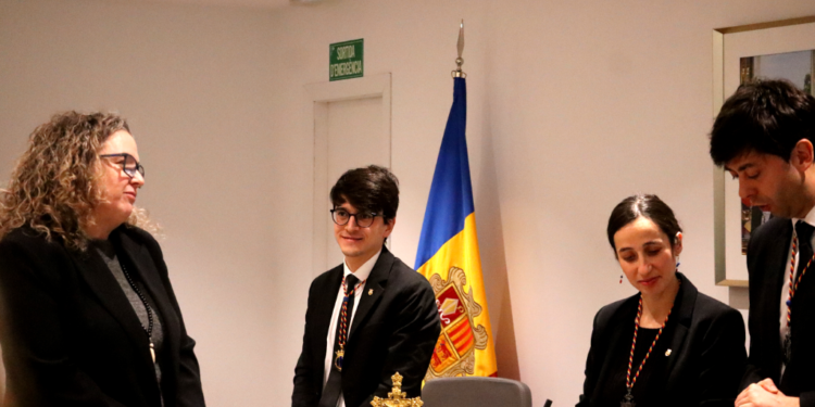 La nova directora del departament de Social del comú d'Andorra la Vella, Montserrat Altimir, jurant el càrrec durant la sessió de consell de comú.