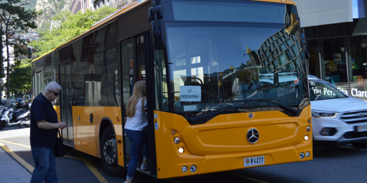 Nou de cada deu usuaris del bus interurbà declaren estar satisfets amb el servei