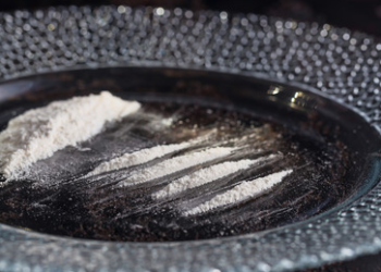 Imatge d'arxiu d'un plat amb restes de cocaïna