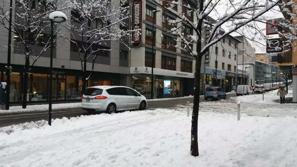Els carrers nevats i gelats van provocar més de 130 caigudes. Foto: Arxiu.