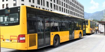 Busos estacionats a la parada.