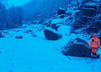 El volum dels rocs mostra la magnitud de l'esllavissada. Foto: Prefectura.