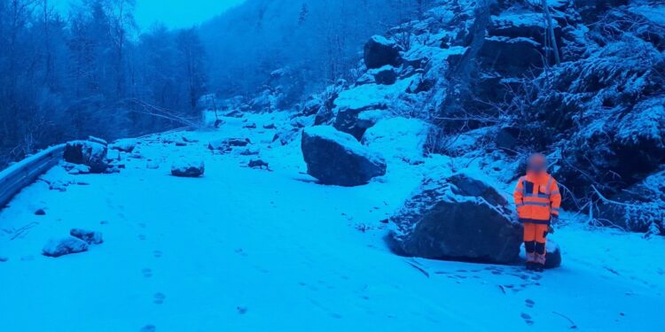 El volum dels rocs mostra la magnitud de l'esllavissada. Foto: Prefectura.