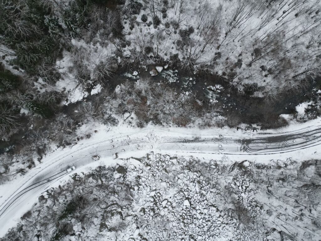 Imatge aèria de la zona afectada i plena de neu. Foto: Prefectura Arieja.