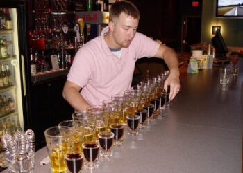 Copes i xupitos en un bar nocturn. Foto: Google.