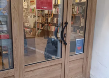 Ataquen dos establiments de la Seu d’Urgell llençant ous contra la façana