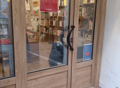 Ataquen dos establiments de la Seu d’Urgell llençant ous contra la façana