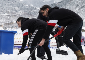 El vídeo on jugadors i aficionats netegen la neu del camp de l’FC Andorra amb pales