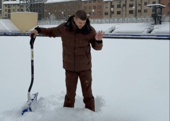 El vídeo on Piqué demana ajuda als andorrans per retirar la neu de l’estadi de l’FC Andorra