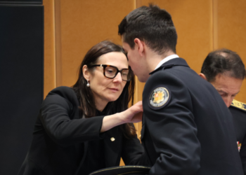 La ministra de Justícia i Interior, Ester Molné, amb un dels policies que ha jurat el càrrec.