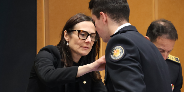 La ministra de Justícia i Interior, Ester Molné, amb un dels policies que ha jurat el càrrec.