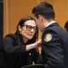 La ministra de Justícia i Interior, Ester Molné, amb un dels policies que ha jurat el càrrec.