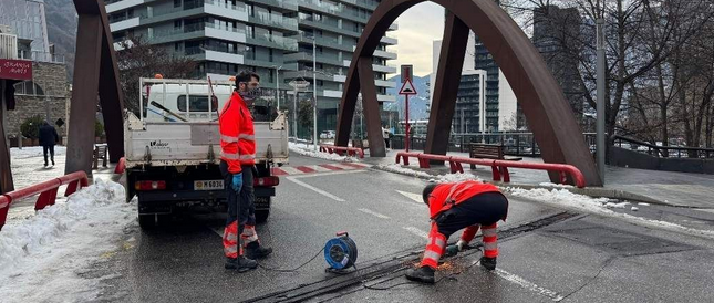 Demanen precaució als motoristes que circulen pel pont de la Constitució per una avaria