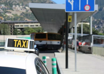 Un taxi espera a la parada de l'Estació Nacional d'Autobusos (Foto: ARXIU ANA).